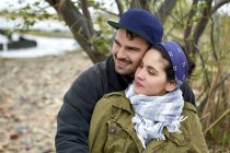 Retrato de pareja joven romántica en la playa - foto de stock