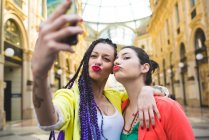 Mujeres tomando selfie en Galleria Vittorio Emanuele II, Milan, Italia - foto de stock
