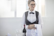 Портрет официантки с перекрестным вооружением в ресторане — стоковое фото