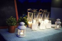 Conjunto de mesas, ao ar livre, com lanternas iluminadas — Fotografia de Stock