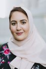 Retrato de una joven en hijab sonriendo - foto de stock
