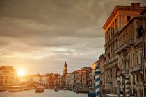 Gondel auf Kanal bei Sonnenuntergang, Venedig, Venetien, Italien, Europa — Stockfoto