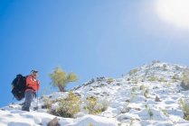 Man hiking in Los Andes mountain range, Santiago, Chile — Stock Photo