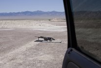 Vista dalla porta dell'auto dell'arma semiautomatica al poligono di tiro di Wendover, Utah, USA — Foto stock