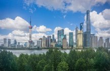 Paysage urbain avec tour de perles orientales dans la skyline et la rivière Huangpu, Shanghai, Chine — Photo de stock