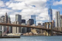 Veduta dei grattacieli di New York con Brooklyn Bridge, USA — Foto stock