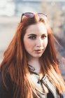 Ritratto di donna dai capelli rossi che guarda la macchina fotografica — Foto stock
