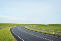 Пустая дорога через дамбу, кроме Вадденсе, Холверд, Фрисландия, Нидерланды — стоковое фото