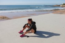 Молода жінка сидить пляж, Carcavelos, Lisboa, Португалія, Європа — стокове фото