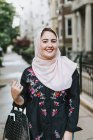 Портрет молодої жінки в хіджабі на відкритому повітрі — стокове фото