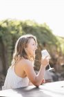 Jovem mulher ao ar livre bebendo de copo de vinho — Fotografia de Stock