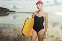 Porträt einer jungen Frau im Badeanzug am Strand — Stockfoto