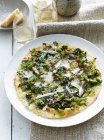 Weiße Sardellen-Pizza auf weißem Teller, Nahaufnahme — Stockfoto