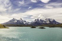 Paisagem montanhosa com Grey Lake, Paine Grande e Cuernos del Paine, Parque Nacional Torres del Paine, Chile — Fotografia de Stock