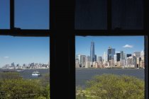 Vista de marco de ventana con siluetas del paisaje urbano y horizonte de Manhattan, Times Square, Nueva York, Estados Unidos - foto de stock