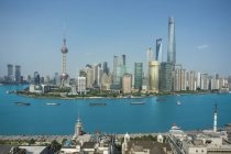 Erhöhte Stadtlandschaft mit orientalischem Perlenturm in Skyline und Huangpu-Fluss, Shanghai, China — Stockfoto