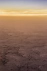 Вид с воздуха на светящийся засушливый пейзаж на закате, столичный регион, Чили — стоковое фото