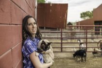 Портрет молодой женщины, держащей кота на ранчо, Бриджер, Монтана, США — стоковое фото