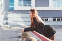 Portrait de femme aux cheveux roux appuyé contre une balustrade — Photo de stock