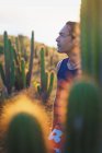 Зрілі чоловік дивиться на перегляд за кактусів, Жерікоакоара Національний парк, Сеара, Бразилія — стокове фото