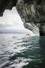 Man kayak sul Lago Generale Carrera, Puerto Tranquilo, Cile, Sud America — Foto stock