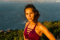 Jovem corredora fazendo pausas, Rio de Janeiro, Brasil — Fotografia de Stock