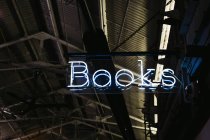 Sinal iluminado da livraria do neon na noite, New York, EUA — Fotografia de Stock