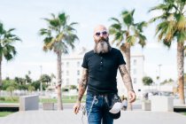 Hipster macho maduro paseando por Valencia, España - foto de stock