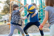Bambini che giocano a basket nel parco giochi — Foto stock