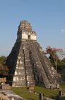 Gran Plaza and Temple I, Tikal mayan archaeological site, Flores, Peten, Guatemala — Stock Photo