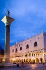 Statue on column by historic building, Venice, Veneto, Italy, Europe — Stock Photo