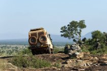Vue arrière de la voiture dans Lualenyi Game Reserve, Près du parc national de Tsavo, Kenya — Photo de stock