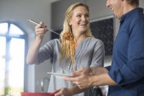 Frau und Mann servieren Essen aus Topf — Stockfoto