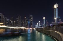 Paesaggio urbano e lungomare di notte, Dubai, Emirati Arabi Uniti — Foto stock