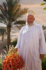 Ritratto di uomo locale, Abat, Ash Sharqiyah, Oman, Asia — Foto stock