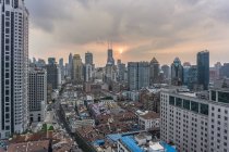 Paisaje urbano elevado con horizonte de rascacielos, Shanghai, China - foto de stock