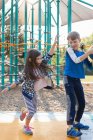 Enfants jouant dans l'aire de jeux — Photo de stock