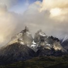 Грозовые тучи над Куэрнос-дель-Пайне, Национальный парк Торрес-дель-Пайне, Чили — стоковое фото