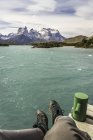 Image recadrée d'un randonneur assis au-dessus du lac Grey, parc national Torres del Paine, Chili — Photo de stock
