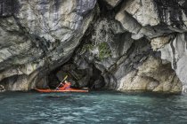 Man kayak sul Lago Generale Carrera, Puerto Tranquilo, Cile, Sud America — Foto stock
