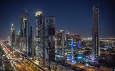 Stadtbild und Wolkenkratzer-Skyline bei Nacht, Dubai, Vereinigte Arabische Emirate — Stockfoto