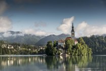Vista da igreja na Ilha de Bled, Lago Bled, Eslovênia — Fotografia de Stock