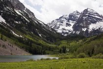 View of lake and snow capped Maroon Bells, Colorado, USA — Stock Photo