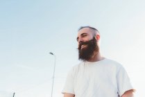 Портрет молодого бородатого человека, отворачивающегося — стоковое фото