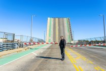 Ritratto di lavoratore davanti alla barriera e ponte levatoio presso la centrale a biocarburanti — Foto stock