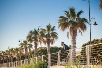 Homem encostado a grades, Cagliari, Sardenha, Itália, Europa — Fotografia de Stock