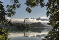Вид на церковь на острове Блед, озеро Блед, Словеня — стоковое фото