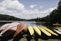 Canoes by lake, Huntsville, Canada — Stock Photo