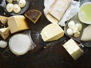 Sélection de fromages sur plan de travail, vue aérienne — Photo de stock