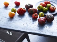 Выбор фамильных помидоров на столе, крупным планом — стоковое фото